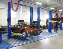 汽修厂维修工位地面地板材料，灰色和蓝色组合搭配风格